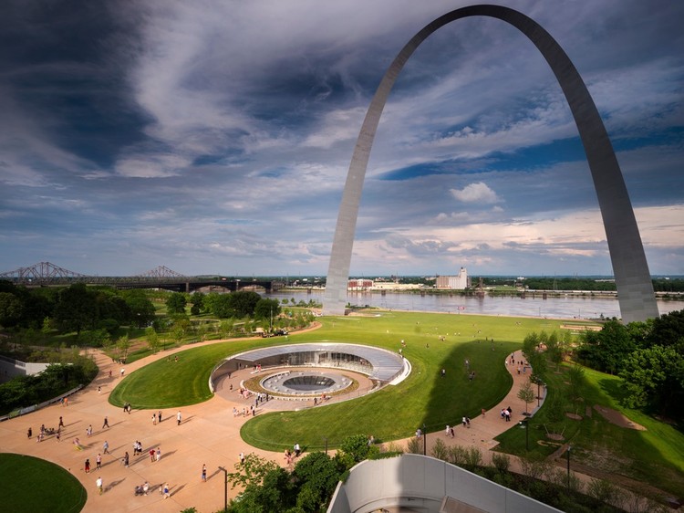 the Mo. St. Louis arch overlooking the park in front of it