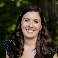 headshot of Amanda with long grown hair