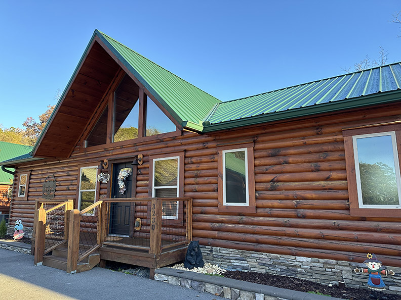 A brown log cabin resort at Eagles Ridge, Smokey Mountains