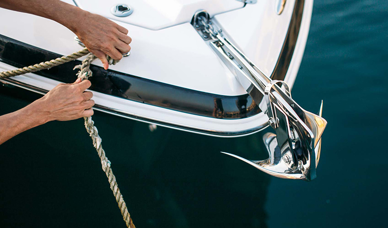 the front tip of a boat being anchored