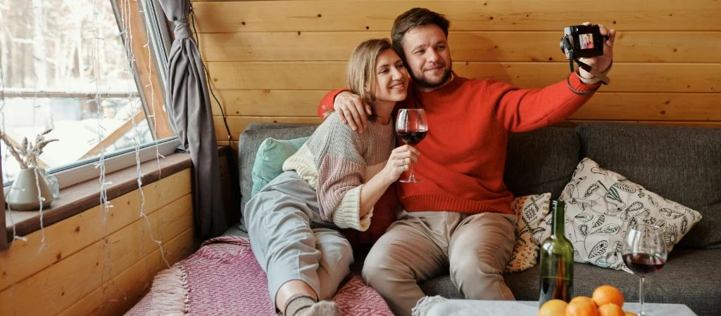 A couple snuggled up on Valentines Day