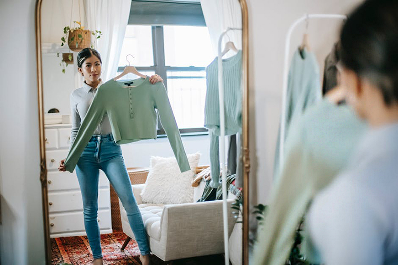 Hanging clothing while traveling