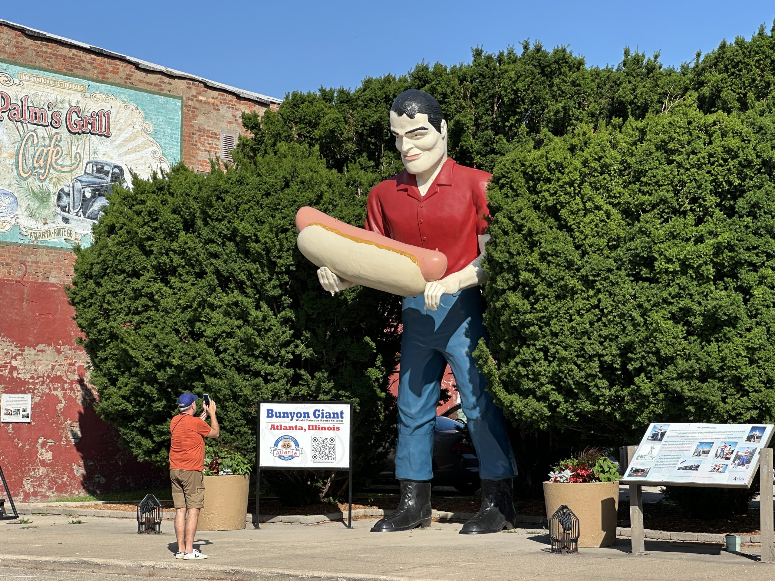 Man taking photo of the Bunyon Giant