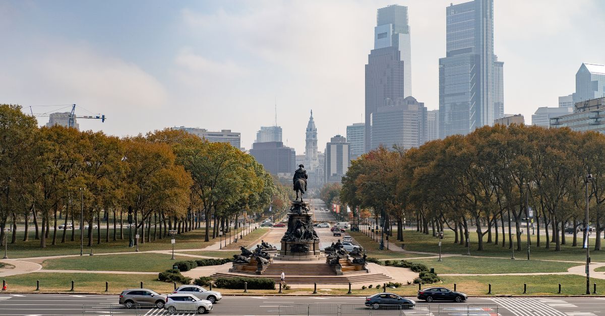 a city buildings scene with a statue of a man in the center