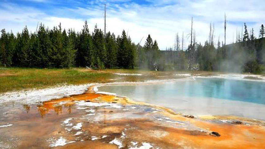 a yellowstone hypothermal mineral pool